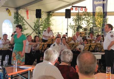 Roswitha Schier begrt die Konzertgste und das Brandenburger Landespolizeiorchester in Lbbenau.