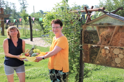 Roswitha Schier überreicht einen Obstkorb an Heidi Brandt, Kitaleiterin der Penkezwerge im Amt Burg
