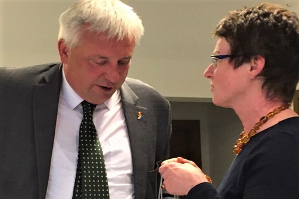 Die CDU Ortsvorsitzende Roswitha Schier im Gespräch mit dem Bundestagsabgeordneten Knut Abraham aus Elbe-Elster 